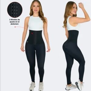 Black Full-Length Leggings 
Pantalón en Licra
Cinturilla en neopreno